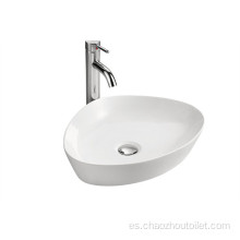 Lavabo de recipiente de forma irregular sobre lavabo de encimera